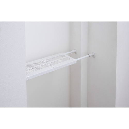つっぱり棚　突っ張り棚50M　取付寸法65~95cm　奥行き24cm 壁に取り付けられた棚の正面、ディスプレイに使用されている状態