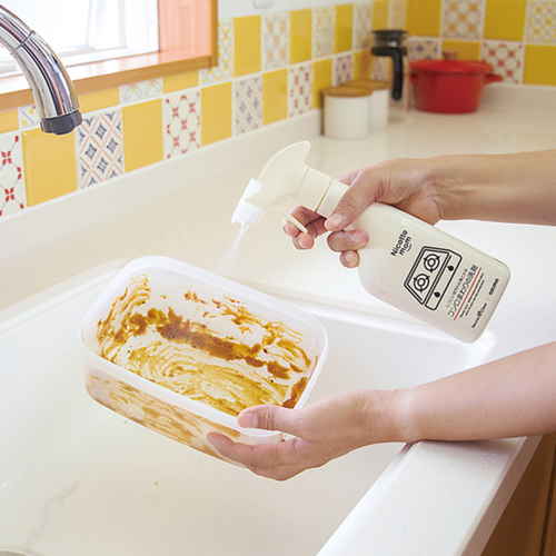 キッチン洗剤　油汚れ　洗剤　キッチン　コンロ　ニコットマム　無添加　汚れ落とし　換気扇　台所　自然派 製品の正面がしっかりと映っている状態で、パッケージデザインがはっきりと見える。
