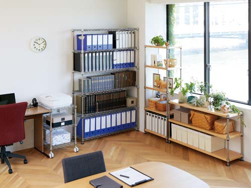 セット品エレクターワイヤーS　W900H1900 商品の側面が見える展示用の棚が整然と並んでいる様子