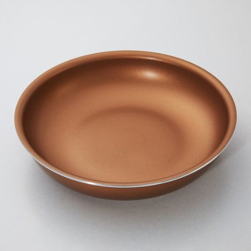 フライパン VISIONS GOLD Coating IH対応クックウェア5pcsセット パール金属 豪華なゴールドコーティングのフライパンが並ぶセット、異なるサイズが特徴的。