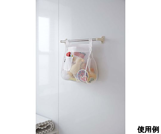 300x130x340mm メッシュ袋(吸盤付/ホワイト) 吸盤付きで取り付けられたメッシュ袋が前面に見える状態