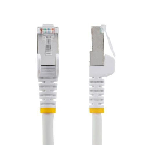カテゴリ6A　LANケーブル　低煙ゼロハロゲン　ツメ折れ防止　50cm　ホワイト　1本 白いLANケーブルが横向きに配置され、ツメ部分が強調されている様子