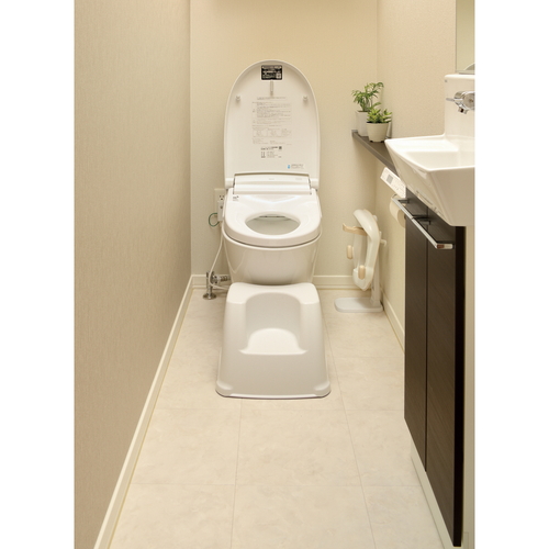 踏み台　トイレサポートステップ 黒いプラスチック製の踏み台が立てかけられ、安定した足場を提供する様子