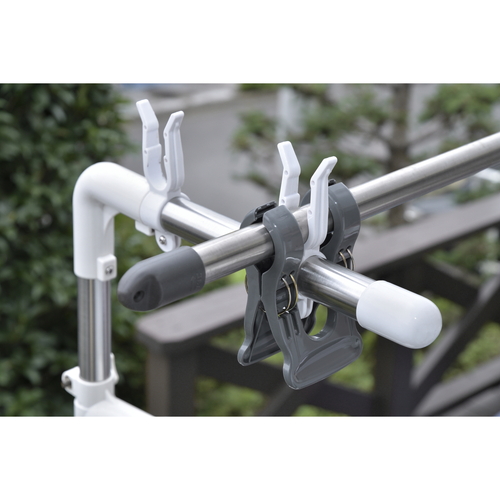 竿ばさみ　ワイド竿止めクリップ2PWS-02 スタンドから外れた状態で、横から見たクリップの形状と色がはっきりとわかる様子。