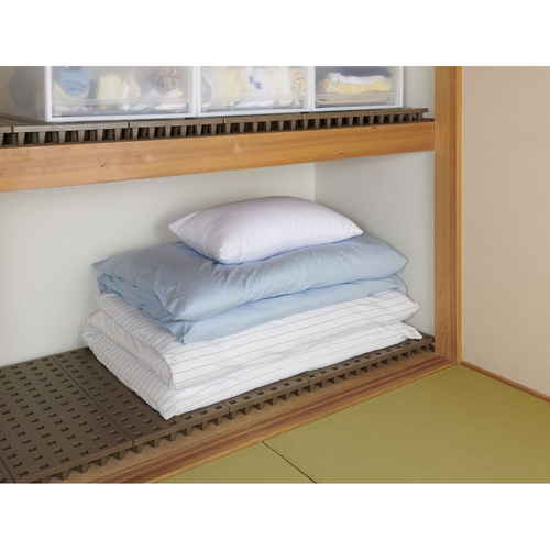 すのこ　ジョイントパレット　20×20cm　4枚セット 複数のパレットが重ねられ、角度を変えて配置されている様子