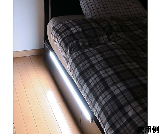 AC100V/20.0W 照明灯/LED 白いランプシェードが特徴的なスタンドが点灯している様子