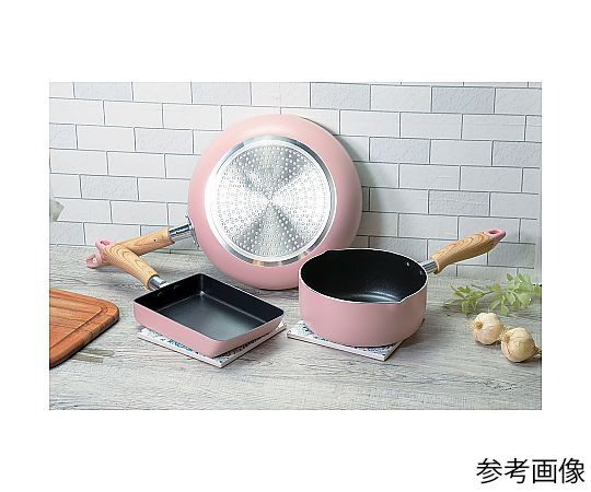 ナチュラルクックピュア ふっ素加工IH対応 行平鍋 18cm ピンク 淡いピンク色の持ち手が上部に見える、軽やかな印象の鍋の側面