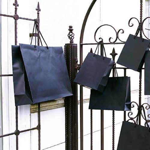 おしゃれなマット仕様で、黒の手提げ紙袋