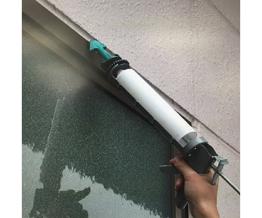 ノズルフィックスプラス　35×40×80mm 白い背景に置かれた、角が丸い形状の透明な樹脂製容器。