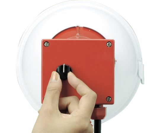 調光器付投光器　500W 調光器が搭載された投光器の前面、光源が明るく発光している様子