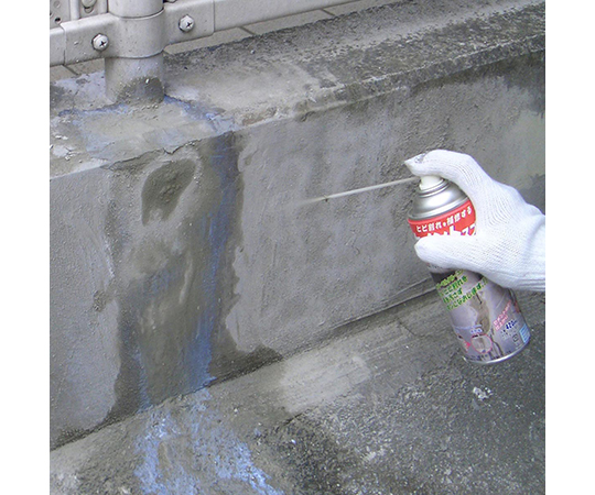 セメントスプレー用定着液　透明　250mL 透明なボトルに入った液体が正面から見える状態、ラベルには明るい色合いのデザインが施されている。