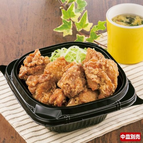 TNランチ丼17-A 黒 中皿 [バラ販売] 内側が艶やかな黒色の中皿が正面から映し出されている様子