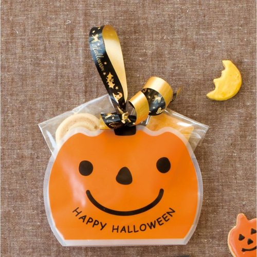 ブラックハロウィンプリントカーリングリボン-1(1巻) ヘッズ 黒い背景に映えるカラフルなハロウィン柄のリボンが巻かれている様子