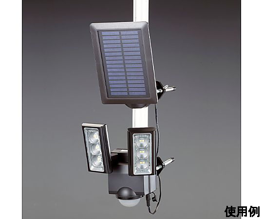 2灯 LEDセンサーライト(ソーラー充電式) 商品が壁面に取り付けられた状態で、2つの明かりが点灯している様子