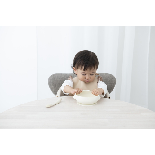 食器　すくいやすいシリコーンボウル　アイボリー 柔らかいシリコーン素材で作られた淡いアイボリーのボウルが、数個並べられている様子。