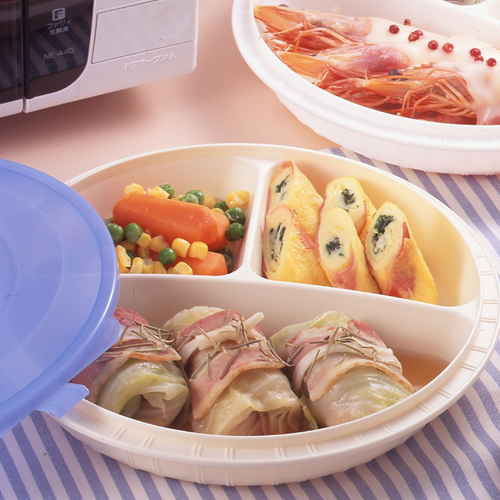保存容器　クロウズランチ&保存容器　ランチプレート　蓋付き　ブルー 白地に青い蓋がついた保存容器が並ぶ様子、手前には青い蓋が強調されている。