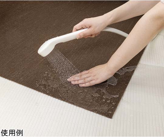 おくだけ吸着デスク足元マット　ロング　160×90cm　15枚入 透明なマットがフラットに広げられた状態で、足元に吸着している様子