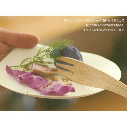 使い捨てフォーク WASARA 竹製フォーク【weeco】 伊藤景パック産業 全体が見える状態で、軽やかな色合いの竹製フォークが横に並べられている様子。