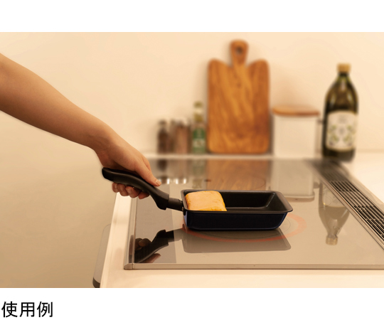 モイスタル IH対応 玉子焼 13×18cm ツヤのあるブラックの表面と持ち手がついた商品が正面を向いている様子