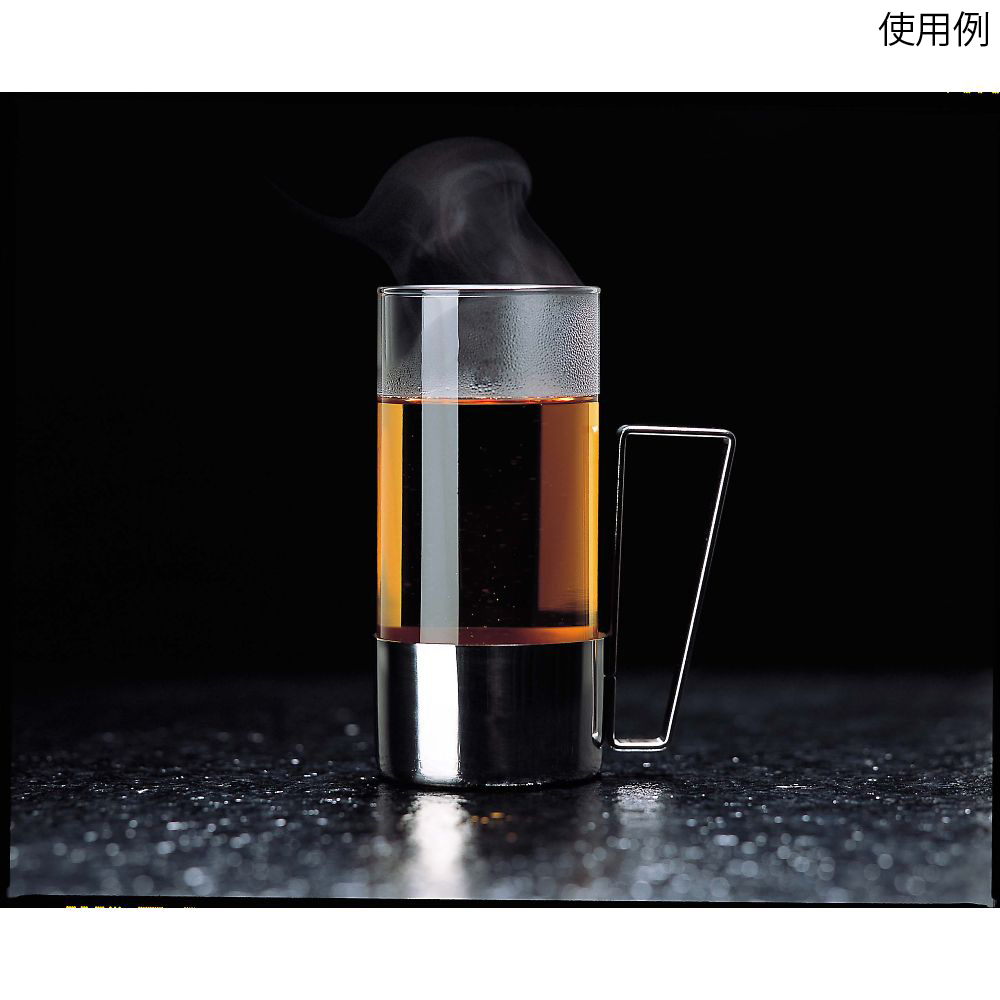 HARIO　ホットグラス 透明なガラスでできたカップがテーブルの上に置かれた状態。
