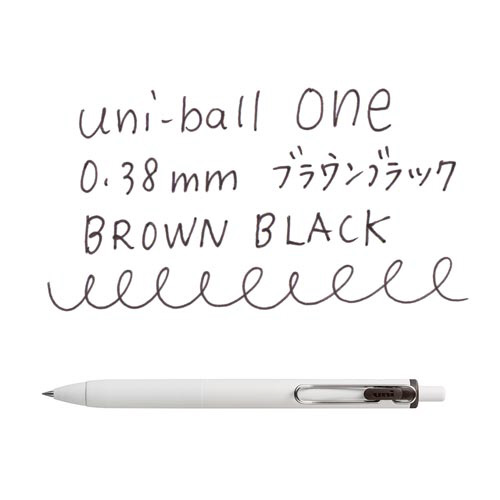 ユニボールONE　0.38mm　ブラウンブラック パッケージの上面から撮影され、アシンメトリーなデザインとロゴがはっきりと見える状態