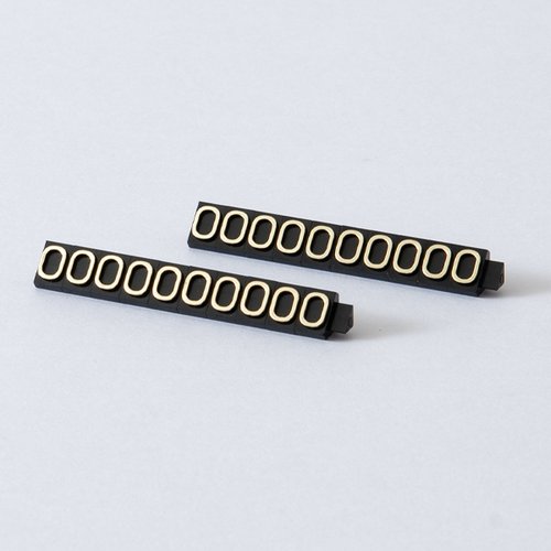 陳列備品 ニュープライスキューブ補充L用(20粒) 黒/金 0 友屋 複数の補充用キューブが均等に並べられている様子