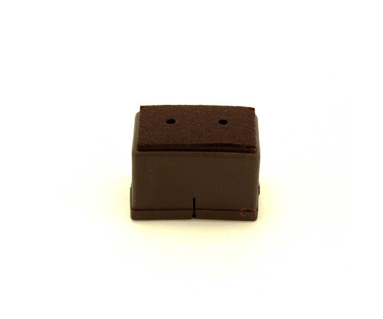 ワイドフェルトキャップ　長角脚用　24-30mm×40-45mm　濃茶　4個入 濃茶のフェルトキャップが4個並んでいる様子