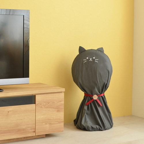 収納袋　猫家電カバー　扇風機カバー　クロ 黒い生地の猫デザインが施されたカバーが、前面に広げられた状態。