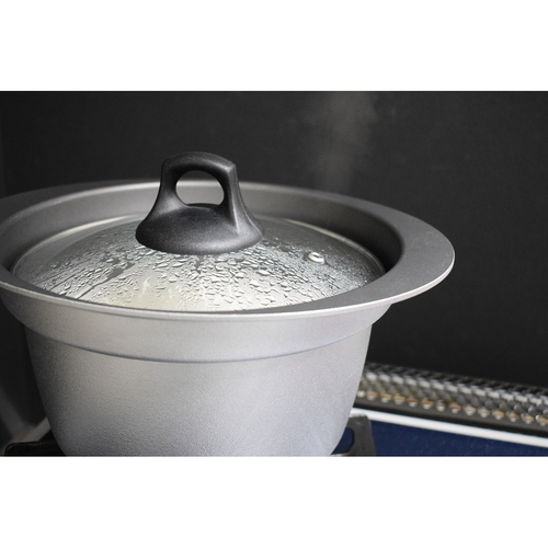 炊飯鍋　3合炊き　ガス火専用　銀シャリ釜　UMIC 鍋の内部が見える角度で撮影された、光沢のある銀色の表面