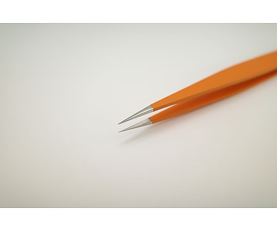 オレンジグリップピンセット オレンジ色のグリップが施されたピンセットの先端が上を向いている状態