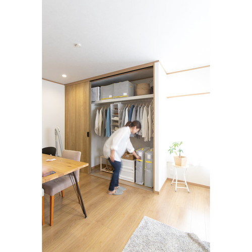 収納袋 コンパクト 優収納アルファ すきま用 羽毛布団 布団 グレー 縦に収納されたシンプルなデザインのバッグ