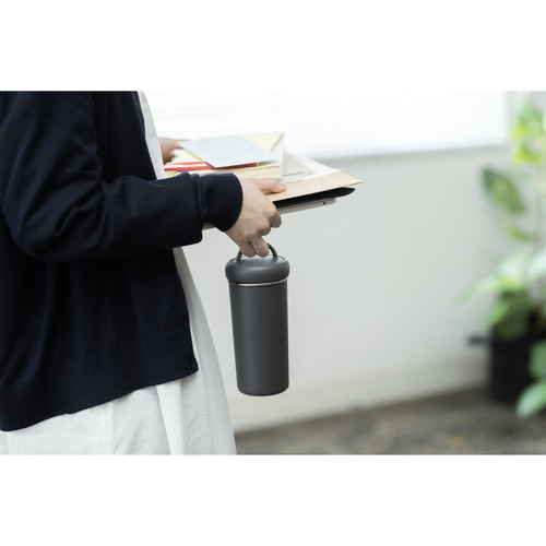 水筒　400ml　タンブラーボトル　保温　保冷　ダークグレー グレーのボディに艶のある仕上げが施され、蓋がしっかりと閉まっている状態