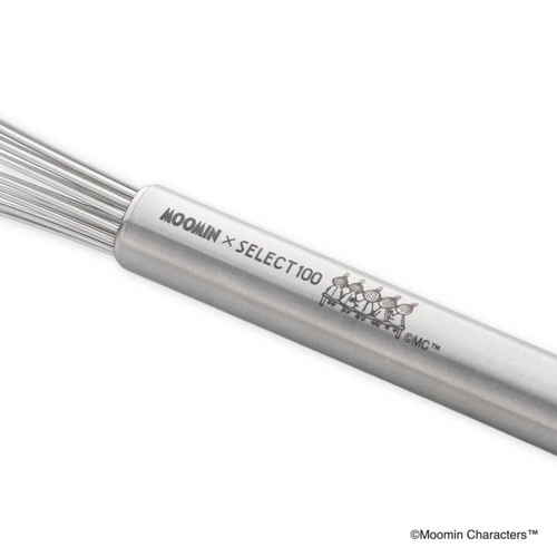 泡だて器　セレクト100×ムーミン　スリムウィスク 柔らかなカーブを持つハンドルが特徴の泡立て器が横向きに配置されている状態