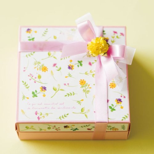 ギフト箱 ナチュラルフラワーギフトBOX-S(10枚) ヘッズ 優雅なフラワーデザインのギフトボックスが10枚整然と並ぶ様子