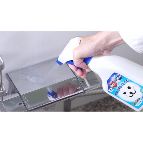お風呂用洗剤　バスボンクン　バリアコート　バスクリーナー500ml 前面に大きなラベルがあり、透明な液体が入ったボトルの様子