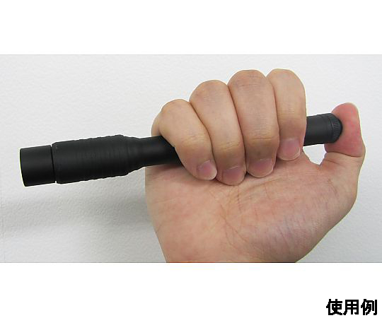 [充電式]  フラッシュライト/LED(ペン型・黒) 細長いペン型のフラッシュライトがテーブルに置かれている様子、黒いボディが際立つ。