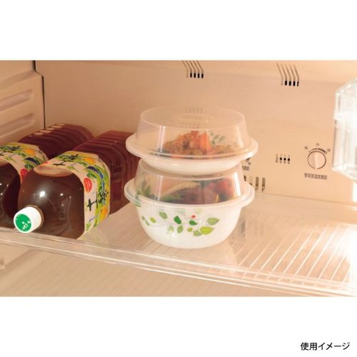 食器 レンジカバー 21.5cm用 ヘッダー付 パール金属 透明のカバーが設置されている様子、内部に食器が整然と収まっている。