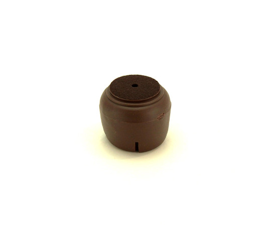 ワイドフェルトキャップ　角脚用　24-36mm　濃茶　4個入 濃茶のフェルトキャップが立てて並べられた状態、各キャップの角がわずかに見える様子