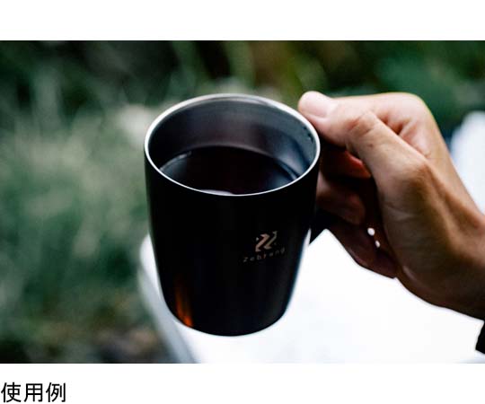 真空二重マグコーヒーメーカー Zebrang 側面からのアングルで、持ち手付きのマグとコーヒーメーカーが一緒に映っている状態
