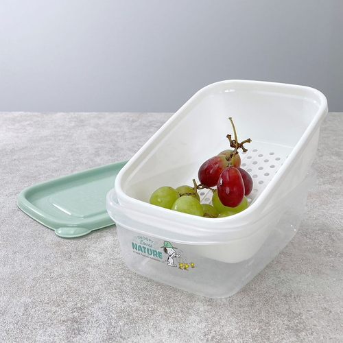 保存容器　スヌーピー茹でうま野菜調理容器角型 スヌーピーのイラストが描かれた透明の角型容器が並んでいる様子