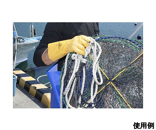 [M] 手袋・耐油(ニトリルゴム) 黒いニトリルゴム製の手袋が横向きに並んでいる状態