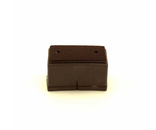 ワイドフェルトキャップ　長角脚用　24-30mm×50-55mm　濃茶　4個入 特徴的な濃茶のフェルトキャップが並ぶ様子と、外箱の一部が見える状態