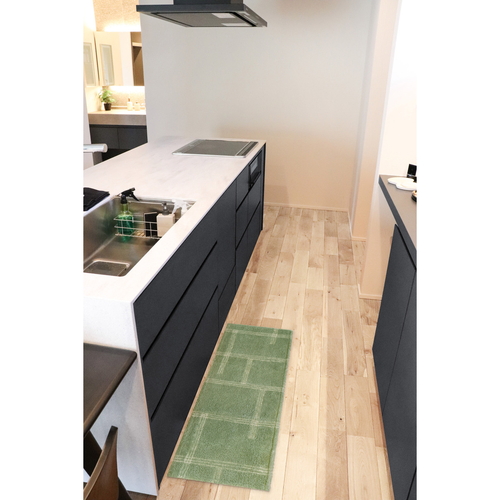 キッチンマット　kietoインテリアマット　45×120cm　グリーン 鮮やかなグリーンのマットが床に広がり、テクスチャが際立つ様子
