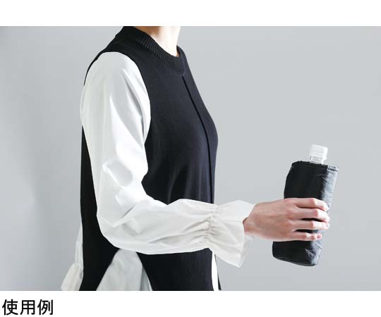 再生PET保冷温ドリンクケース ブラック 黒い保冷温ドリンクケースが斜め上から見える様子、持ち手が特徴的です。