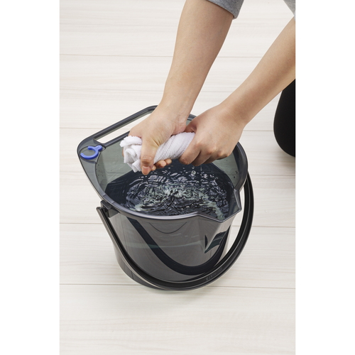 なるほどバケツ8L　クリアーBLK　ブラック 透明な素材で、底から見える水色の内側が特徴的なバケツ。