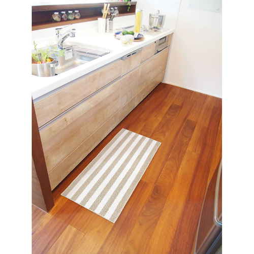 キッチンマット 120 45×120cm 洗える 滑り止め インテリアマット チョイスプラス ベージュ 柔らかな色合いの滑り止め付きマットが床に敷かれている様子