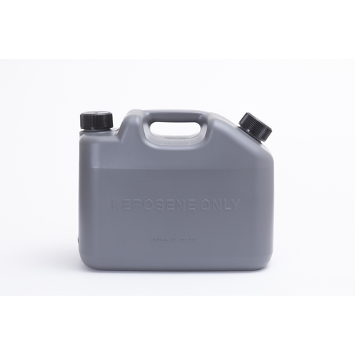 灯油缶　IWATANI　灯油タンク10L　KEROSENE　TANK　　IT-10LGY しっかりとした持ち手が付いた10リットルの灯油タンク、黄色の本体が特徴的で安定した姿勢で置かれている。