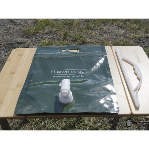 ウォータータンク　5L　折りたたみ　ウォッシャブルウォーターバッグ　オリーブグリーン 折りたたまれた状態で置かれたオリーブグリーンのバッグ