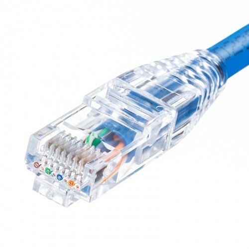 カテゴリ6A　RJ-45コネクタ　貫通型、への字ラッチ、ブーツ付き　1パック(10個) 十個がパッケージに収められた状態で、貫通型コネクタが並ぶ