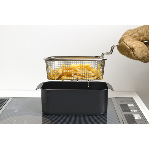 揚げ物ざる　角型　片手　ポコフリット 持ち手が左側にあり、角型のざるに揚げ物が入っている状態